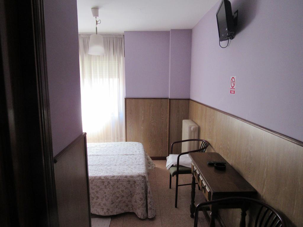 Hostal Restaurante El Abuelo Trobajo Del Camino エクステリア 写真